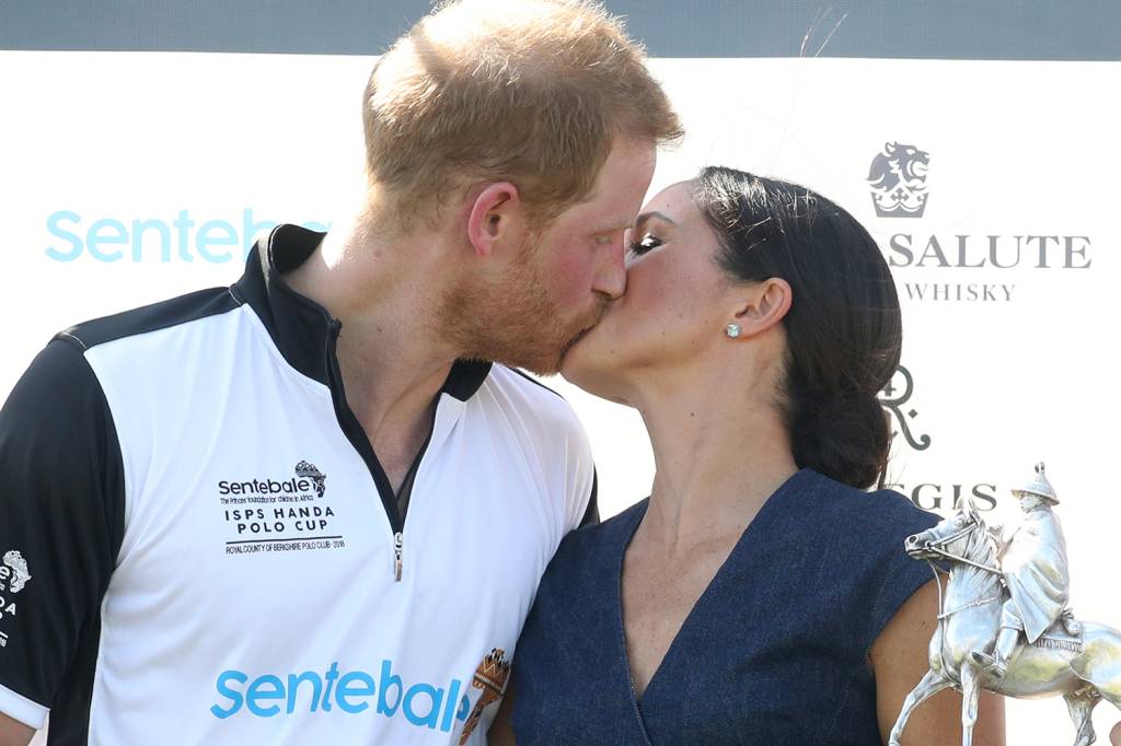 Príncipe Harry e Meghan Markle quebram protocolo com beijoca em público