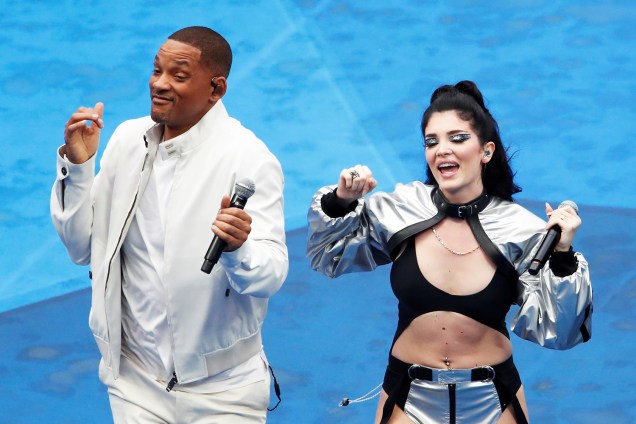 Will Smith e Era Istrefi durante cerimônia de encerramento da Copa do Mundo da Rússia, no Estádio Lujniki, antes da final entre França e Croácia - 15/07/2018