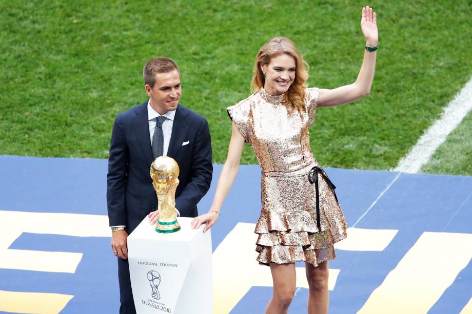 O ex-jogador alemão Philipp Lahm e a modelo russa Natalia Vodianova carregam o trofeu da Copa do Mundo, antes da final entre França e Croácia - 15/07/2018