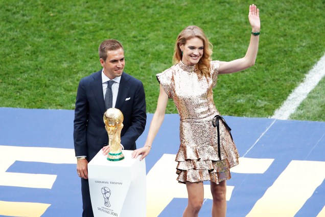 O ex-jogador alemão Philipp Lahm e a modelo russa Natalia Vodianova carregam o trofeu da Copa do Mundo, antes da final entre França e Croácia - 15/07/2018