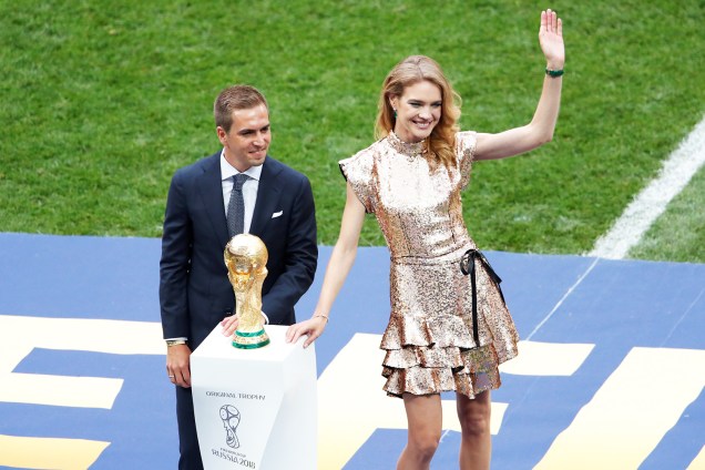 O ex-jogador alemão Philipp Lahm e a modelo russa Natalia Vodianova carregam o trofeu da Copa do Mundo, antes da final entre França e Croácia - 15/07/2018 O ex-jogador alemão Philipp Lahm e a modelo russa Natalia Vodianova carregam o trofeu da Copa do Mundo, antes da final entre França e Croácia - 15/07/2018
