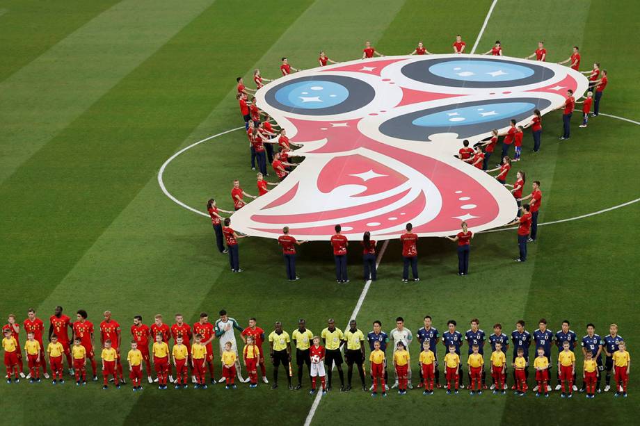 As seleções de Bélgica e Japão cantam os hinos nacionais antes do início da partida, válida pelas oitavas de final, na Arena Rostov - 02/07/2018