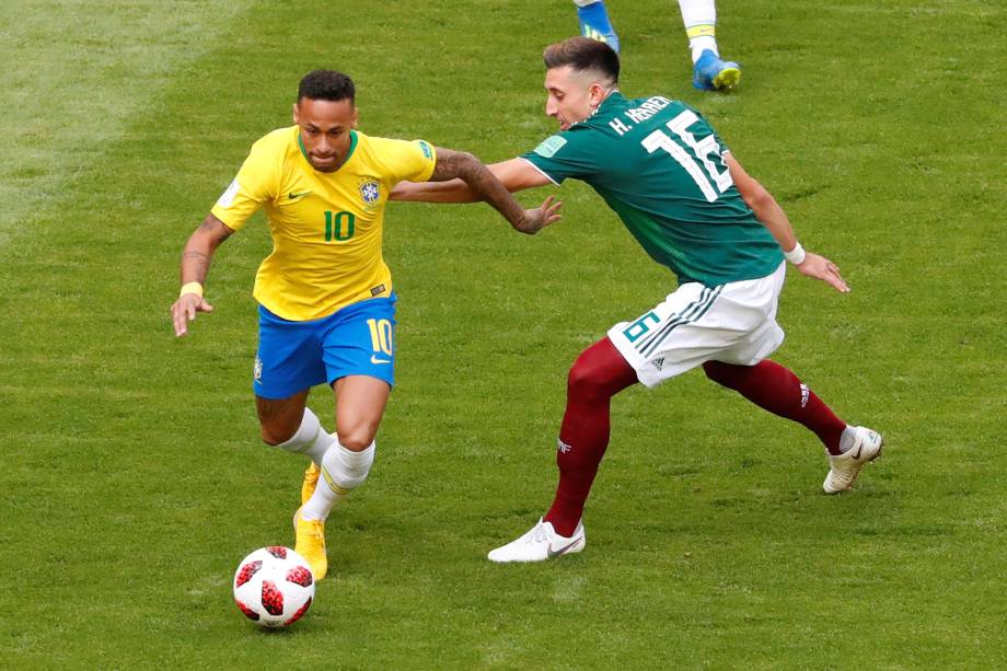 Neymar disputa bola com Hector Herrera, durante partida entre Brasil e México, válida pelas oitavas de final da Copa do Mundo, realizada na Arena Samara - 02/07/2018
