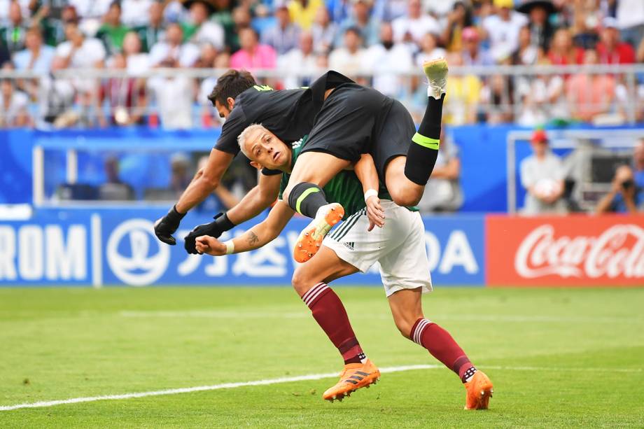 Javier Hernandez colide com o goleiro Alisson, durante partida entre Brasil e México - 02/07/2018