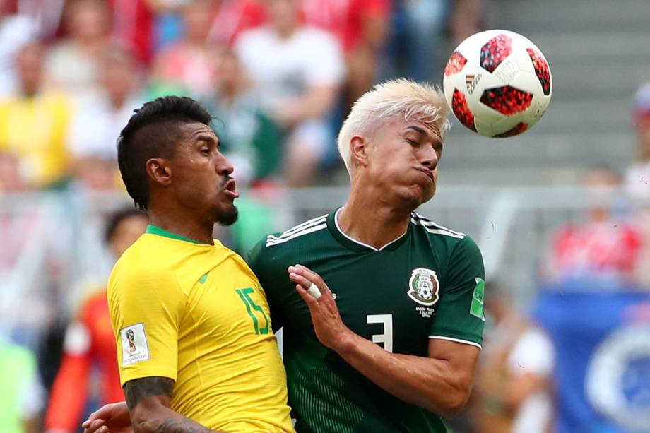 Carlos Salcedo disputa bola com Paulinho, durante partida entre Brasil e México, válida pelas oitavas de final da Copa do Mundo - 02/07/2018