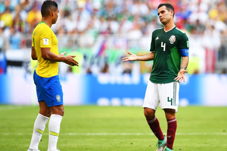 Rafael Marquez (dir) conversa com Casemiro (esq), durante partida entre Brasil e México - 02/07/2018