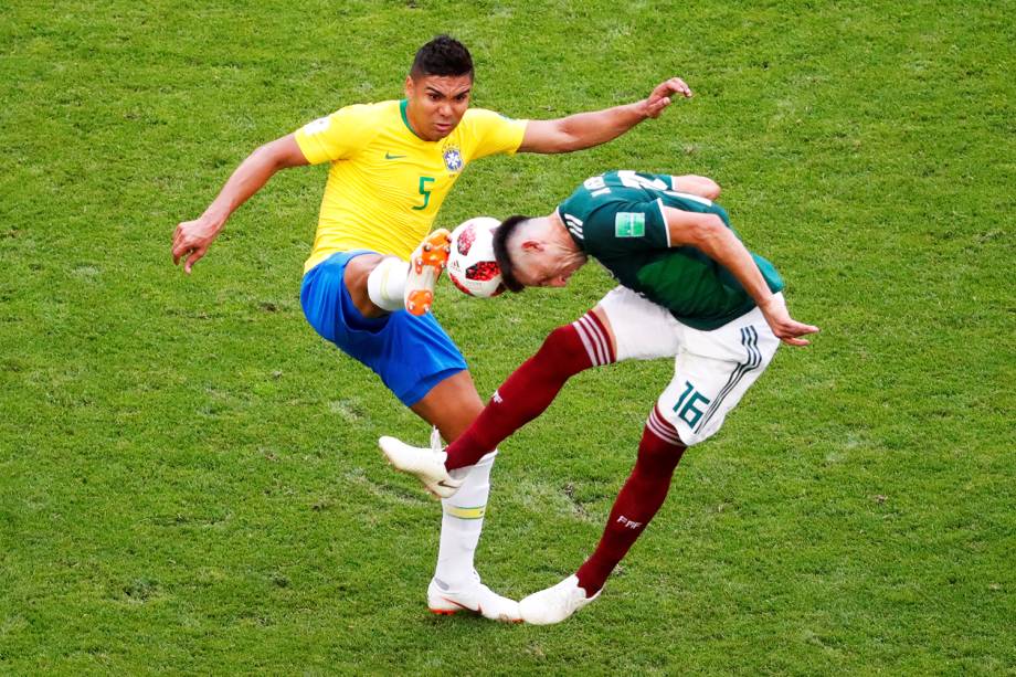 Casemiro disputa bola com Hector Herrera, durante partida entre Brasil e México, válida pelas oitavas de final da Copa do Mundo, realizada na Arena Samara - 02/07/2018
