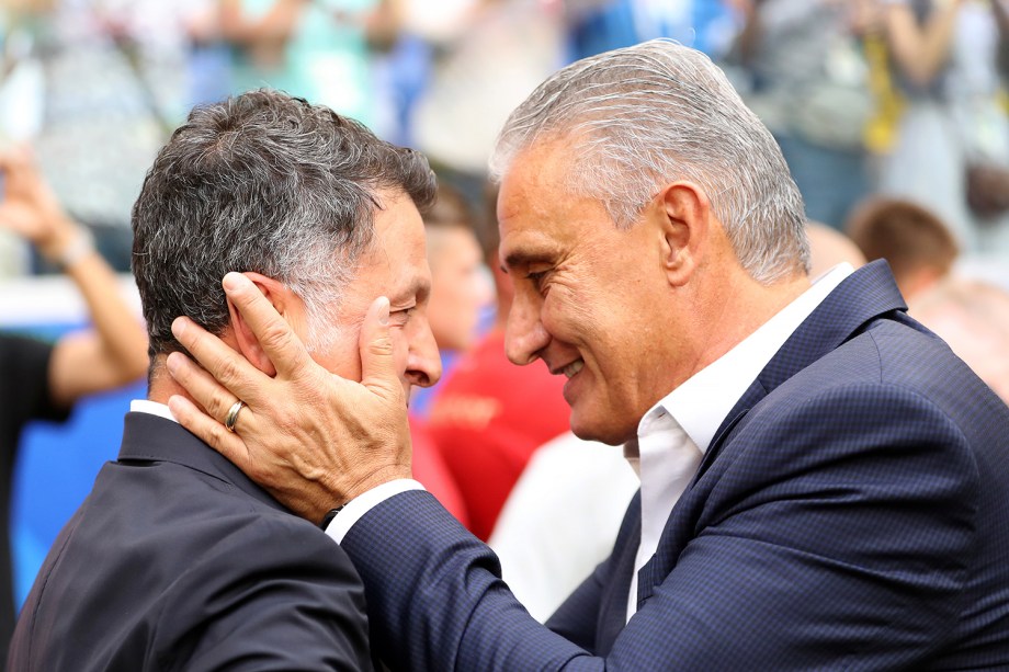 Tite e Juan Carlos Osorio se cumprimentam antes de partida entre Brasil e México - 02/07/2018