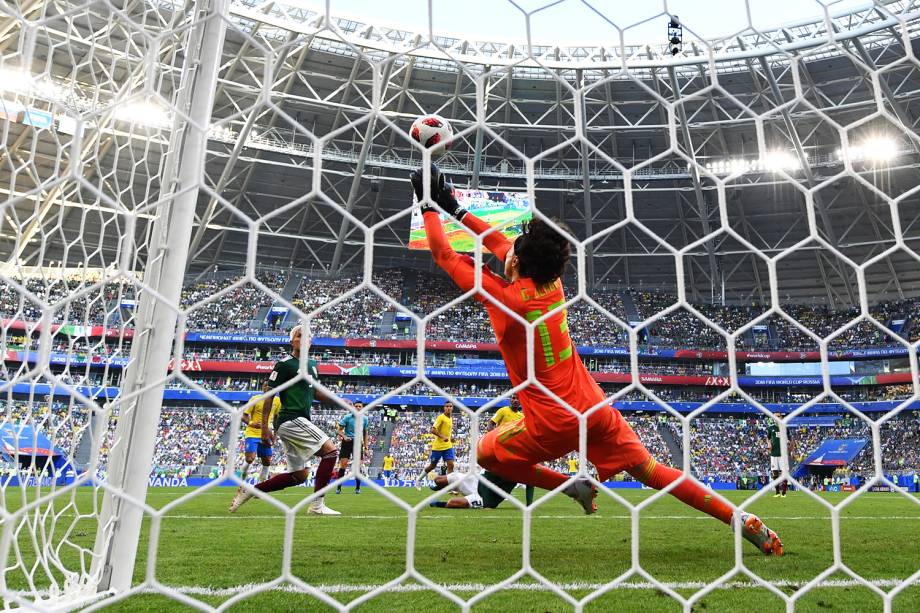Guillermo Ochoa, goleiro do México, realiza defesa durante partida contra o Brasil, válida pelas oitavas de final da Copa do Mundo - 02/07/2018