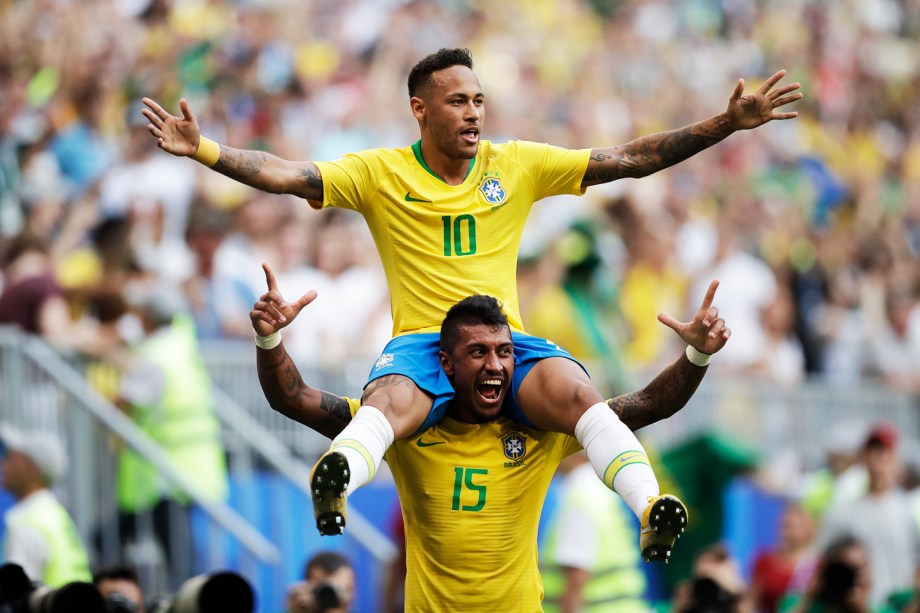 Neymar e Paulinho comemoram após a seleção brasileira abrir o placar diante do México, na Arena Samara - 02/07/2018