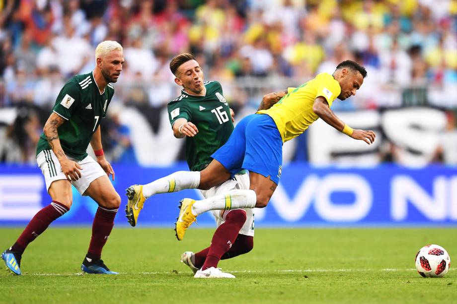 Neymar é derrubado por Hector Herrera, durante partida entre Brasil e México, válida pelas oitavas de final da Copa do Mundo - 02/07/2018