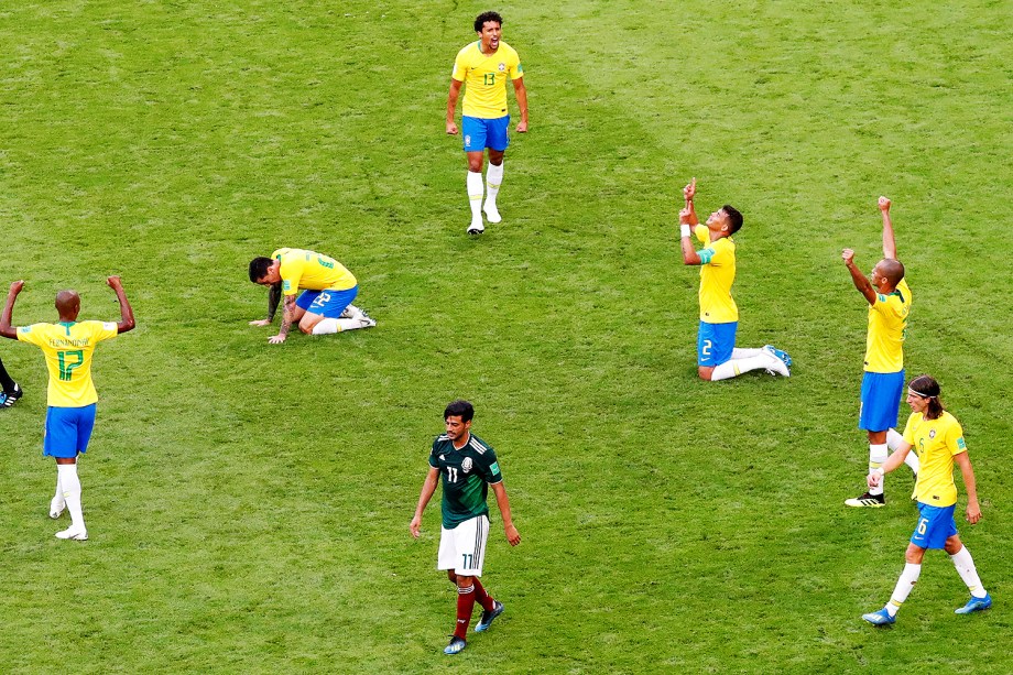Jogadores da Seleção Brasileira comemoram após vitória sobre o México por 2 a 0, em partida válida pelas oitavas de final da Copa do Mundo, realizada na Arena Samara - 02/07/2018