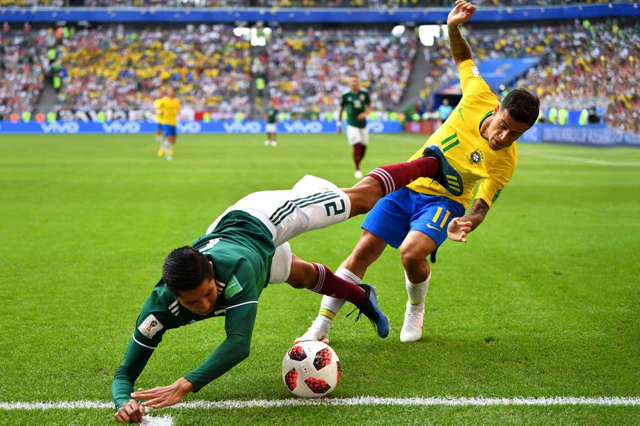 Philippe Coutinho disputa uma bola com o mexicano Hugo Ayala - 02/07/2018