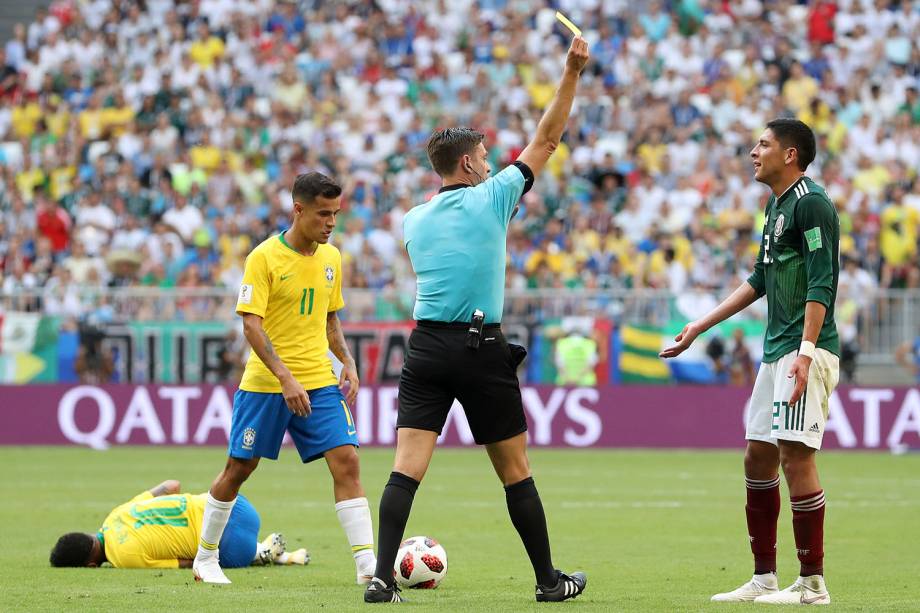 O árbitro Gianluca Rocchi mostra o cartão amarelo para Edson Alvarez, do México, após uma falta cometida sobre Neymar - 02/07/2018