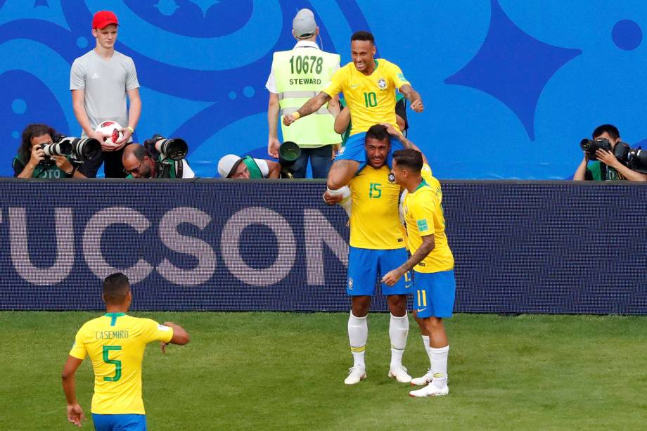 Nos ombros de Paulinho, Neymar comemora com os companheiros de time o gol marcado contra o México - 02/07/2018