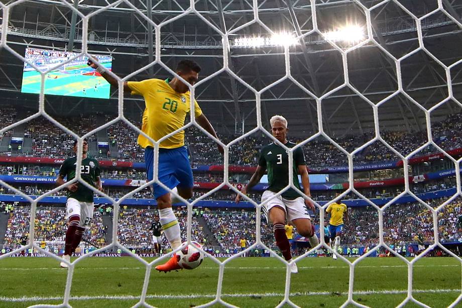 Roberto Firmino marca o segundo gol do Brasil, após uma tentativa de Neymar - 02/07/2018