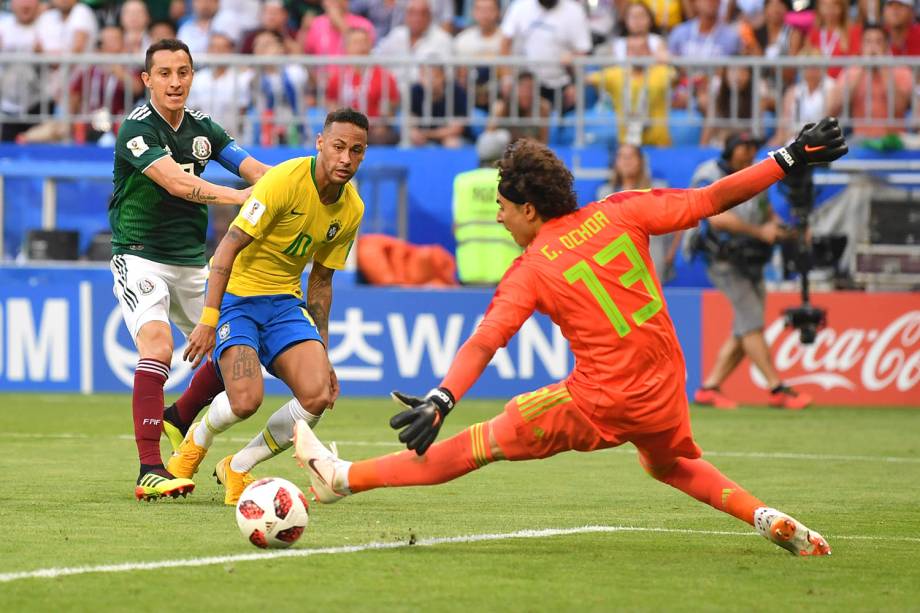 Neymar arrisca um chute ao gol do México, que seria aproveitado por Firmino para marcar o segundo gol do Brasil - 02/07/2018