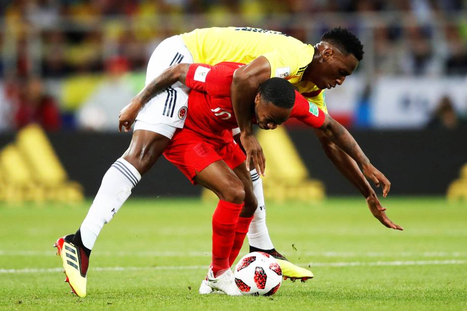 Raheem Sterling é marcado por Yerry Mina, durante partida entre Colômbia e Inglaterra, válida pelas oitavas de final da Copa do Mundo - 03/07/2018