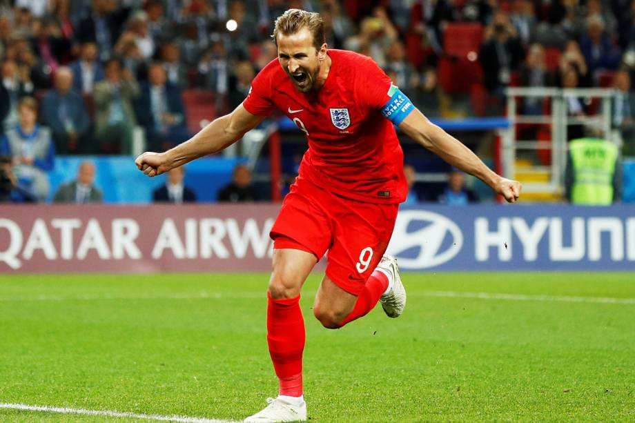Harry Kane comemora após marcar gol de pênalti para a Inglaterra, em partida contra a Colômbia - 03/07/2018