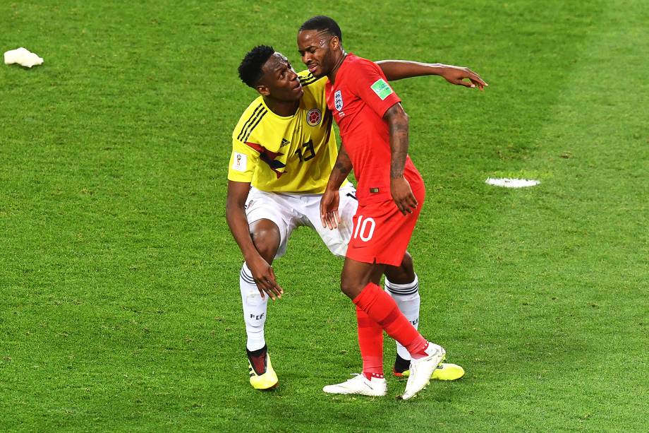 Yerry Mina encara Raheen Sterling, durante partida entre Colômbia e Inglaterra, válida pelas oitavas de final da Copa do Mundo - 03/07/2018