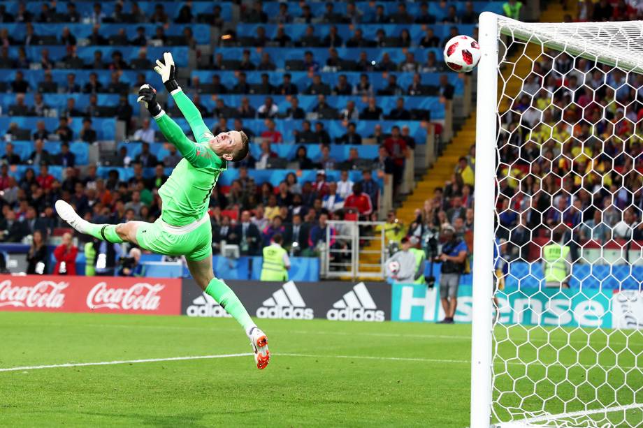 Jordan Pickford, goleiro da Inglaterra, realiza defesa durante partida contra a Colômbia - 03/07/2018