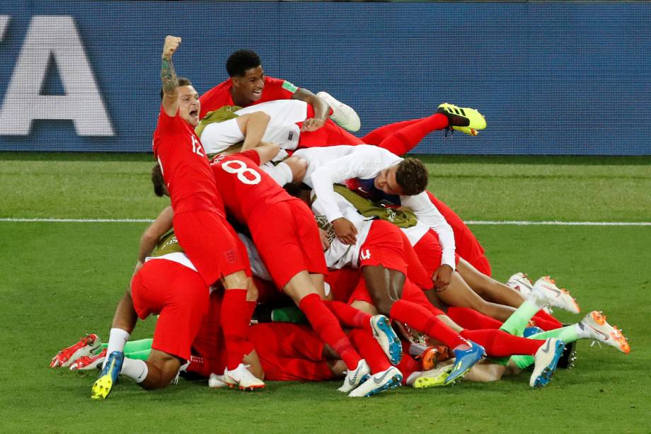 Jogadores ingleses comemoram após vencerem a Colômbia na disputa de penalidades máximas e se classificarem para as quartas de final da Copa do Mundo - 03/07/2018