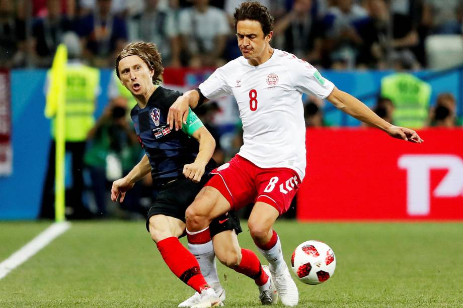 Luka Modric disputa bola com Thomas Delaney, durante partida entre Croácia e Dinamarca, válida pelas oitavas de final da Copa do Mundo - 01/07/2018