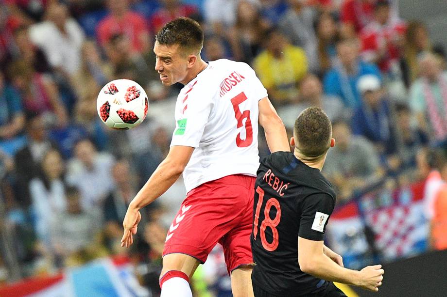 Jonas Knudsen (esq), disputa bola com Ante Rebic (dir), durante partida entre Croácia e Dinamarca, válida pelas oitavas de final da Copa do Mundo - 01/07/2018