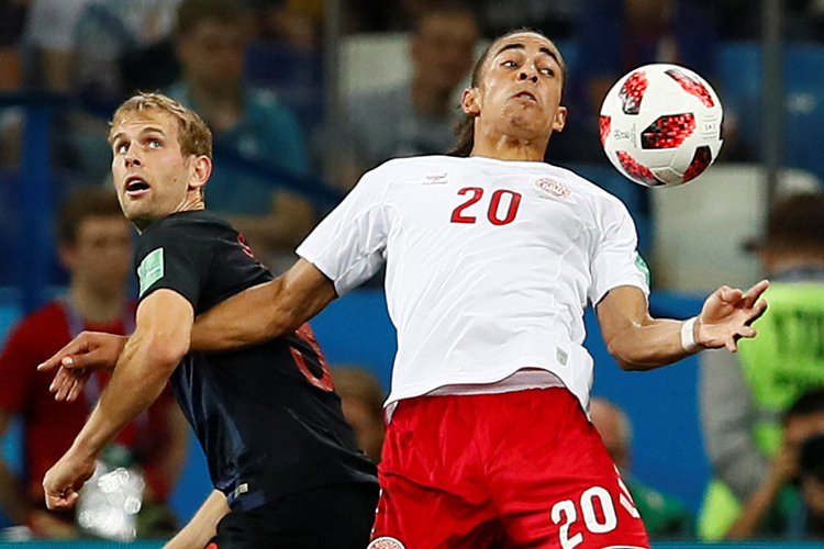 Yussuf Poulsen (dir), disputa bola com Ivan Strinic, durante partida entre Croácia e Dinamarca, válida pelas oitavas de final da Copa do Mundo - 01/07/2018