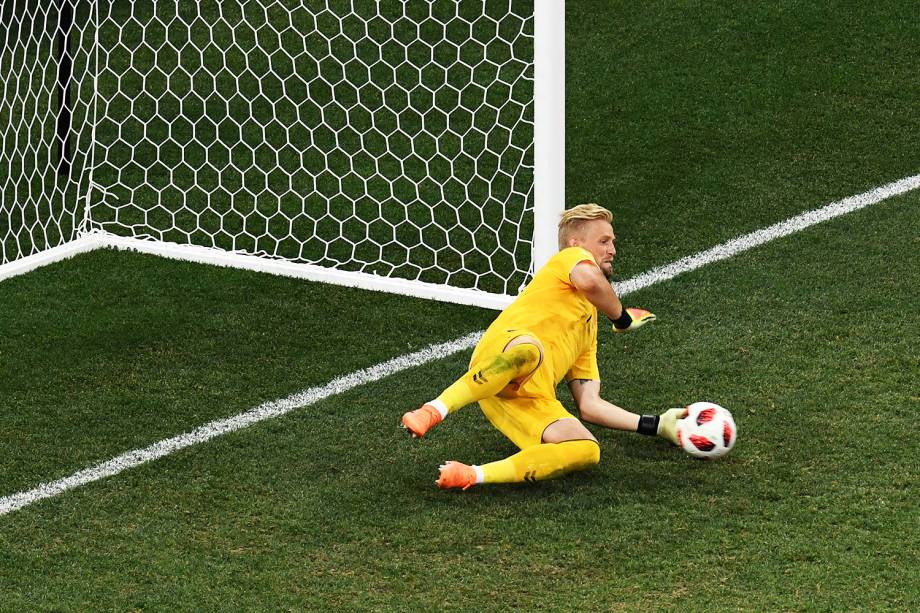 Goleiro dinamarquês Kasper Schmeichel pega pênalti batido por Luka Modric - 01/07/2018