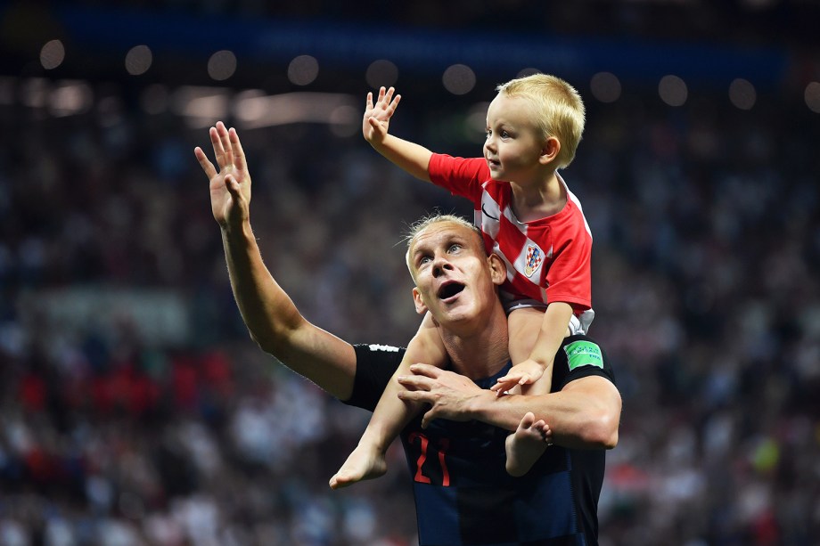 Domagoj Vida, jogador croata, comemora com seu filho a classificação para a final inédita do Mundial, após derrotar a Inglaterra por 2 a 1 na prorrogação - 11/07/2018