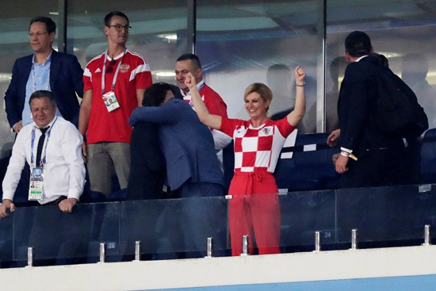 A presidente croata  Kolinda Grabar-Kitarovic comemora após a seleção vencer a Rússia nas penalidades máximas, durante partida válida pelas quartas de final da Copa do Mundo - 07/07/2018