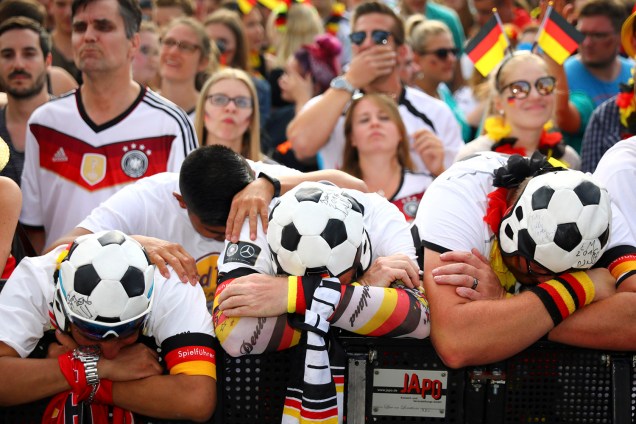 Alemães reagem enquanto assistem ao jogo contra a Coréia do Sul em um telão nos Portões de Brandemburgo - 27/06/2018