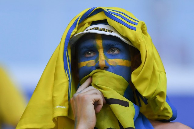 Um torcedor da Suécia lamenta após a eliminação para a Inglaterra nas quartas de final, na Arena Samara - 07/07/2018