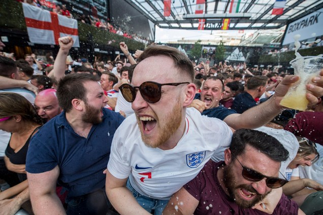 Torcedores ingleses comemoram um gol enquanto assistem à partida contra a Suécia, em Londres - 07/07/2018