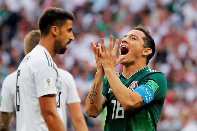 Andres Guardado, jogador do México, observa Sami Khedira, jogador da Alemanha, durante partida realizada no Estádio Lujniki, válida pela fase de grupos da Copa do Mundo. Seleção mexicana venceu a partida por 1 a 0 - 17/06/2018