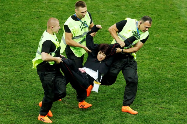 Uma integrante do grupo de punk rock feminista russo "Pussy Riot" é retirada por seguranças após uma invasão de campo em forma de protesto, durante a partida da final da Copa do Mundo entre França e Croácia - 15/07/2018
