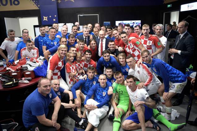 O presidente russo, Vladimir Putin, e a presidente croata, Kolinda Grabar-Kitarovic, posam para foto no vestiário com a seleção da Croácia, após a partida da final contra a França - 15/07/2018 O presidente russo, Vladimir Putin, e a presidente croata, Kolinda Grabar-Kitarovic, posam para foto no vestiário com a seleção da Croácia, após a partida da final contra a França - 15/07/2018