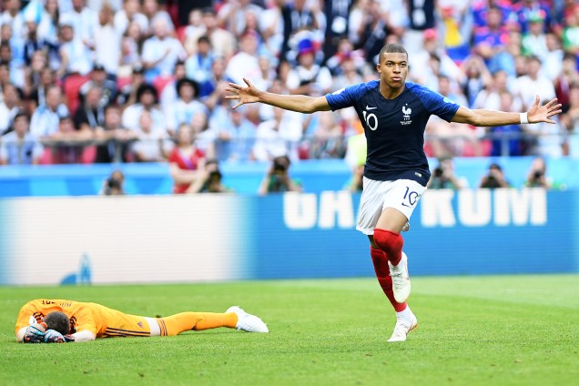 Kylian Mbappe comemora após marcar o quarto gol para a equipe francesa, na vitória por 4 a 3 sobre a Argentina, em partida válida pelas oitavas de final da Copa do Mundo - 30/06/2018