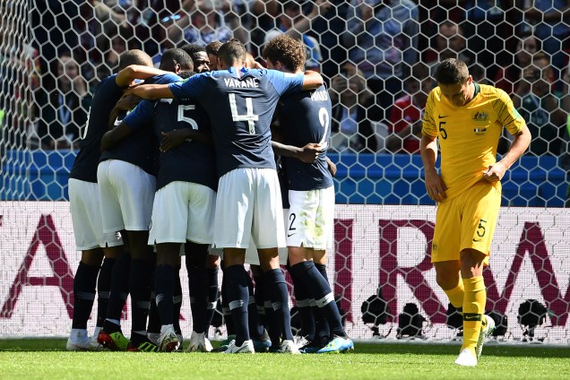 Jogadores franceses comemoram após abrirem o placar de partida contra a Austrália com gol de pênalti de Antoine Griezmann. Seleção venceu a Austrália por 2 x 0 - o segundo gol foi contra, de Aziz Behich. Foi a quarta vez consecutiva que a França venceu seu jogo de estreia em Copas do Mundo - 16/06/2018 Jogadores franceses comemoram após abrirem o placar de partida contra a Austrália com gol de pênalti de Antoine Griezmann. Seleção venceu a Austrália por 2 x 0 - o segundo gol foi contra, de Aziz Behich. Foi a quarta vez consecutiva que a França venceu seu jogo de estreia em Copas do Mundo - 16/06/2018