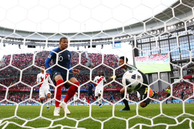 Kylian Mbappé marca o único gol da partida na vitória sobre o Peru, aos 34 minutos do primeiro tempo, na Arena Ekaterinburg. Com o resultado, a França chega a sete jogos sem tomar gol de seleções sul-americanas em Copas - o último foi contra o Brasil em 1986 - 21/06/2018