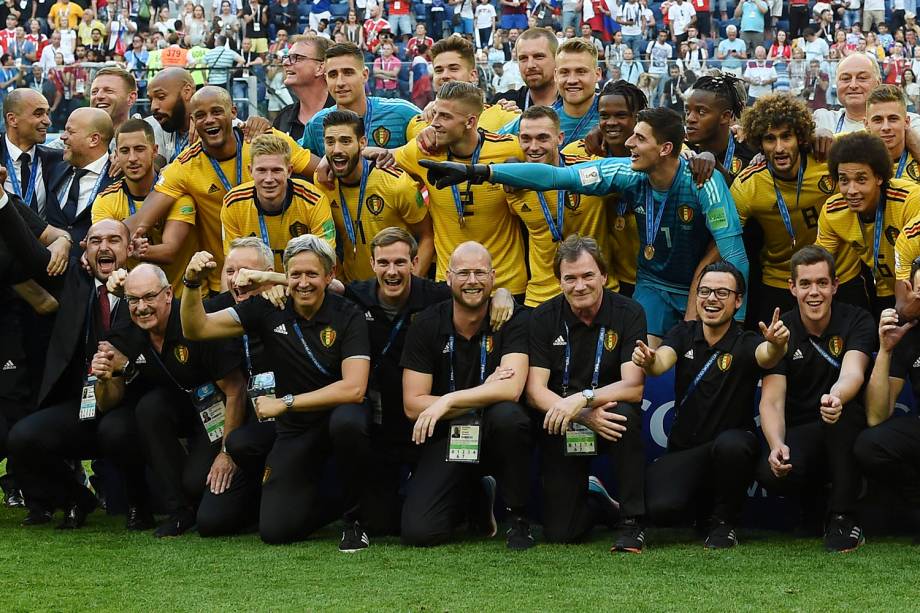 Jogadores e membros da delegação da Bélgica comemoram após receberem as medalhas de terceiro lugar na Copa do Mundo - 14/07/2018