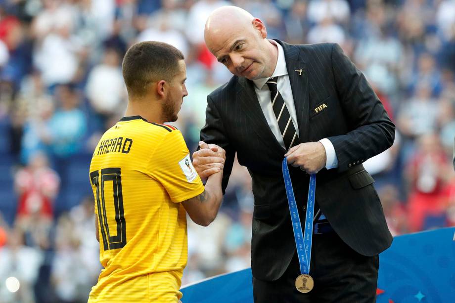 O belga, Eden Hazard, recebe a medalha de terceiro lugar do presidente da FIFA, Gianni Infantino, após a vitória por 2 a 0 contra a Inglaterra - 14/07/2018