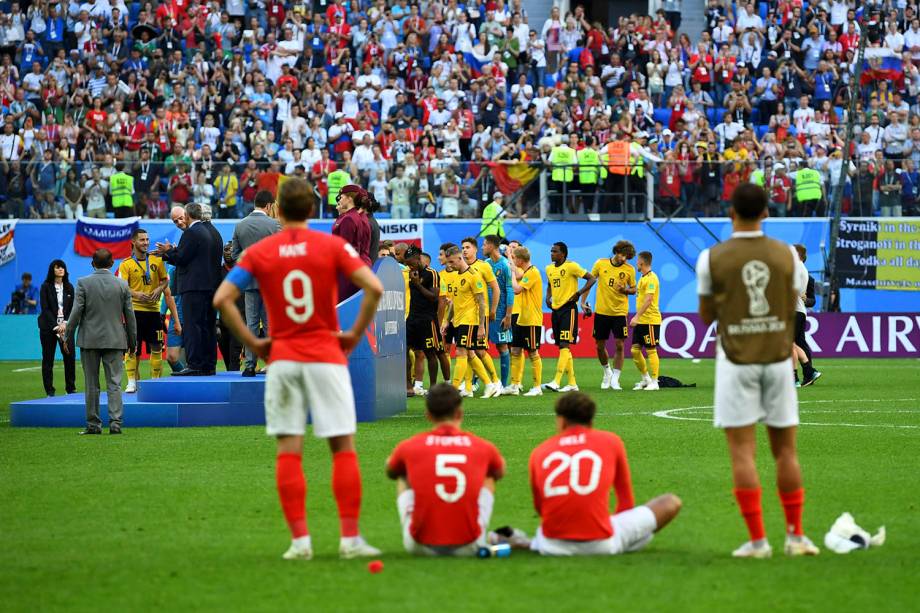 Jogadores da Inglaterra assistem aos belgas durante o recebimento da premiação pelo terceiro lugar na Copa do Mundo Rússia após o fim da partida no estádio São Petesburgo - 14/07/2018