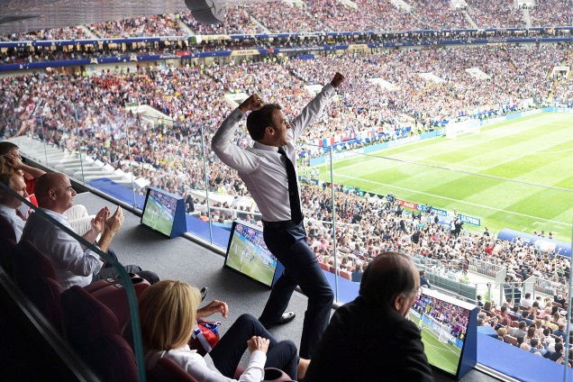 O presidente francês Emmanuel Macron comemora após a seleção francesa marcar gol, durante a final da Copa do Mundo contra a Croácia - 15/07/2018