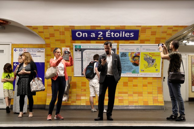 Placa diz "Nós temos duas estrelas" na estação de metrô Etoile no metrô de Paris após conquista da Copa do Mundo pela seleção francesa - 16/07/2018