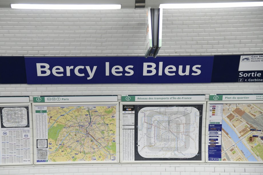 Estação de metrô Bercy, rebatizada para "Bercy les Bleus" em homenagem ao time de futebol francês que venceu a Copa do Mundo pela segunda vez - 16/07/2018