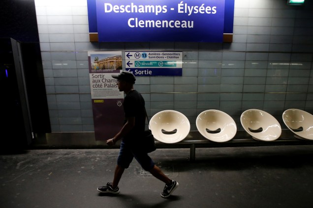 Homem passa por uma placa de metrô na estação "Champs-Elysees Clemenceau" em Paris, rebatizada com o nome do treinador Didier Deschamps para celebrar sua vitória na Copa do Mundo - 16/07/2018