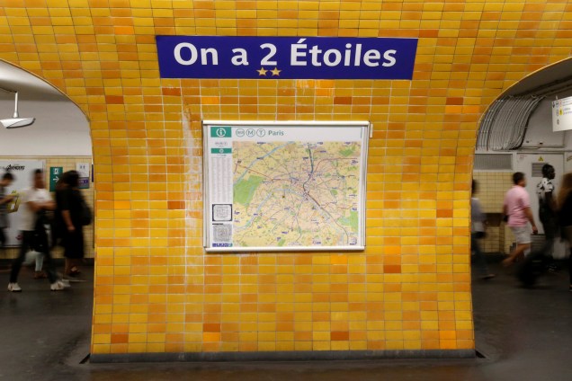 Estação "Charles de Gaulle - Etoile" em Paris renomeada para a frase em francês  "Nós temos duas estrelas" após conquista do bicampeonato mundial na Rússia - 16/07/2018