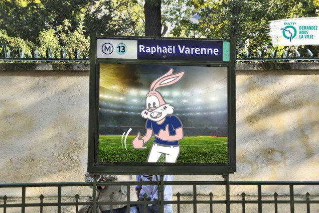 O zagueiro francês Raphael Varane é homenageado na estação Varenne do metrô de Paris, após conquista do título Mundial na Rússia - 16/07/2018